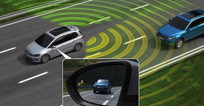 Hệ thống cảnh báo điểm mù xe ô tô có cần thiết không?